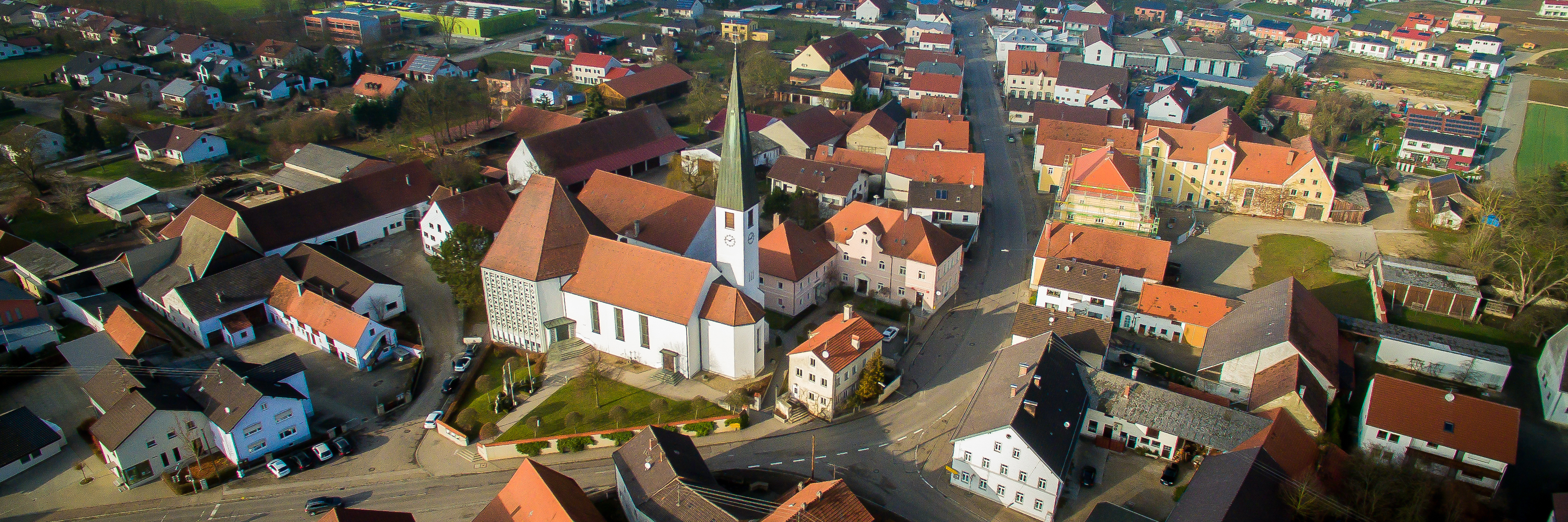 Luftbild der Ortsmitte von Eitensheim mit Kirche und Carlshof