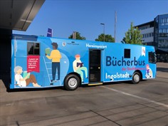 blauer Bücherbus der Stadtbücherei Ingolstadt