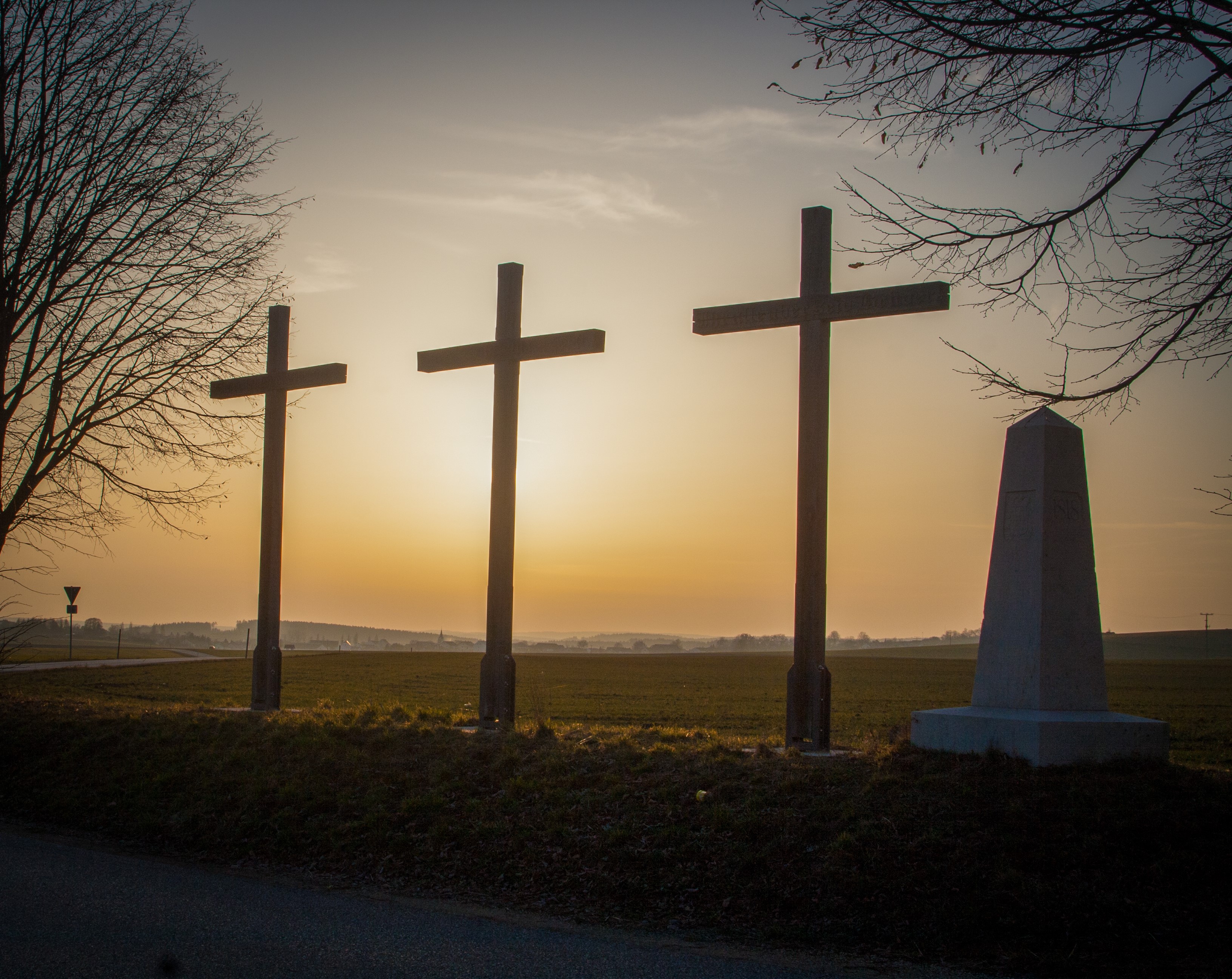 Drei Kreuze im Sonnenuntergang