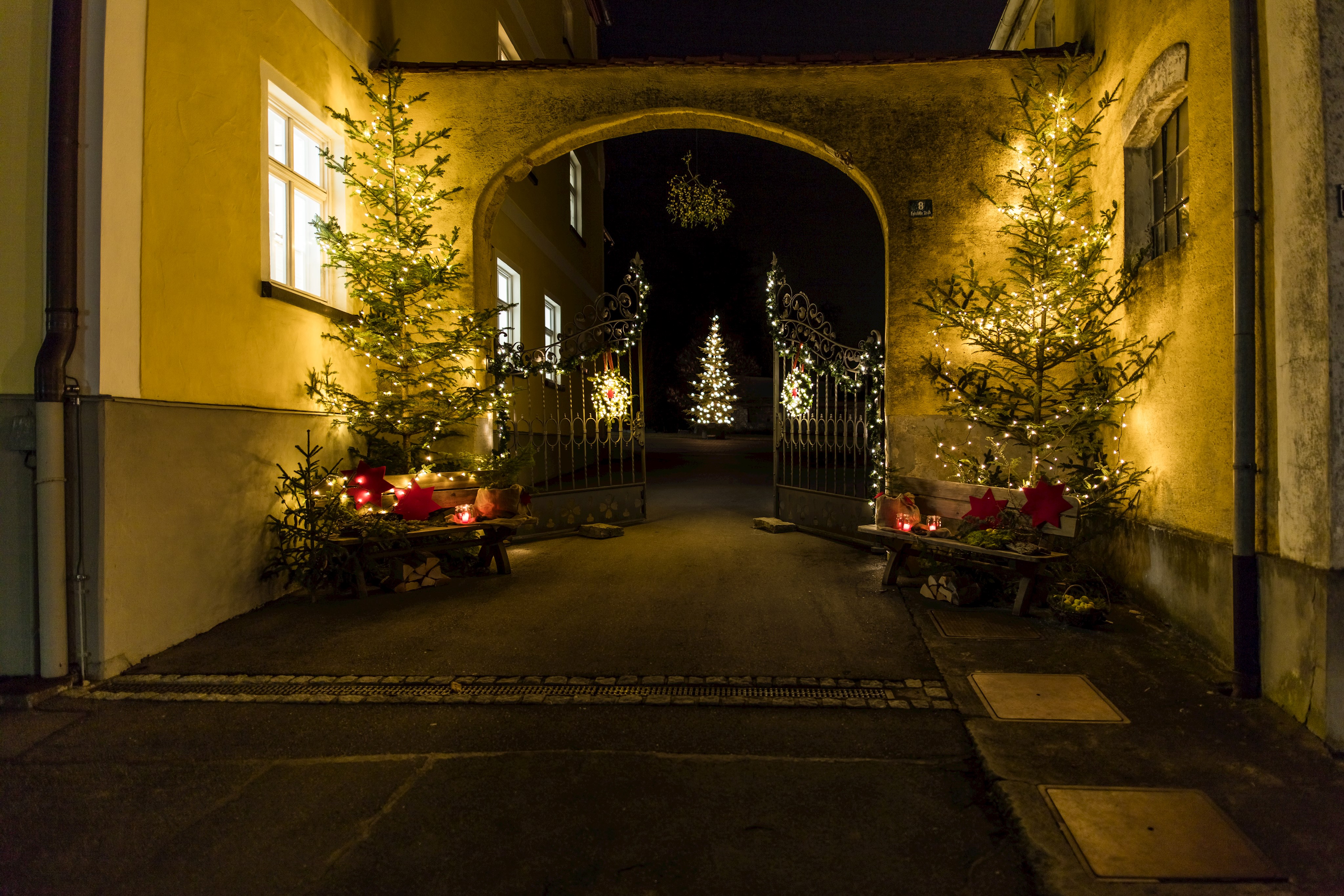 Weihnachtlich geschmücktes Eingangstor zum Carlshof