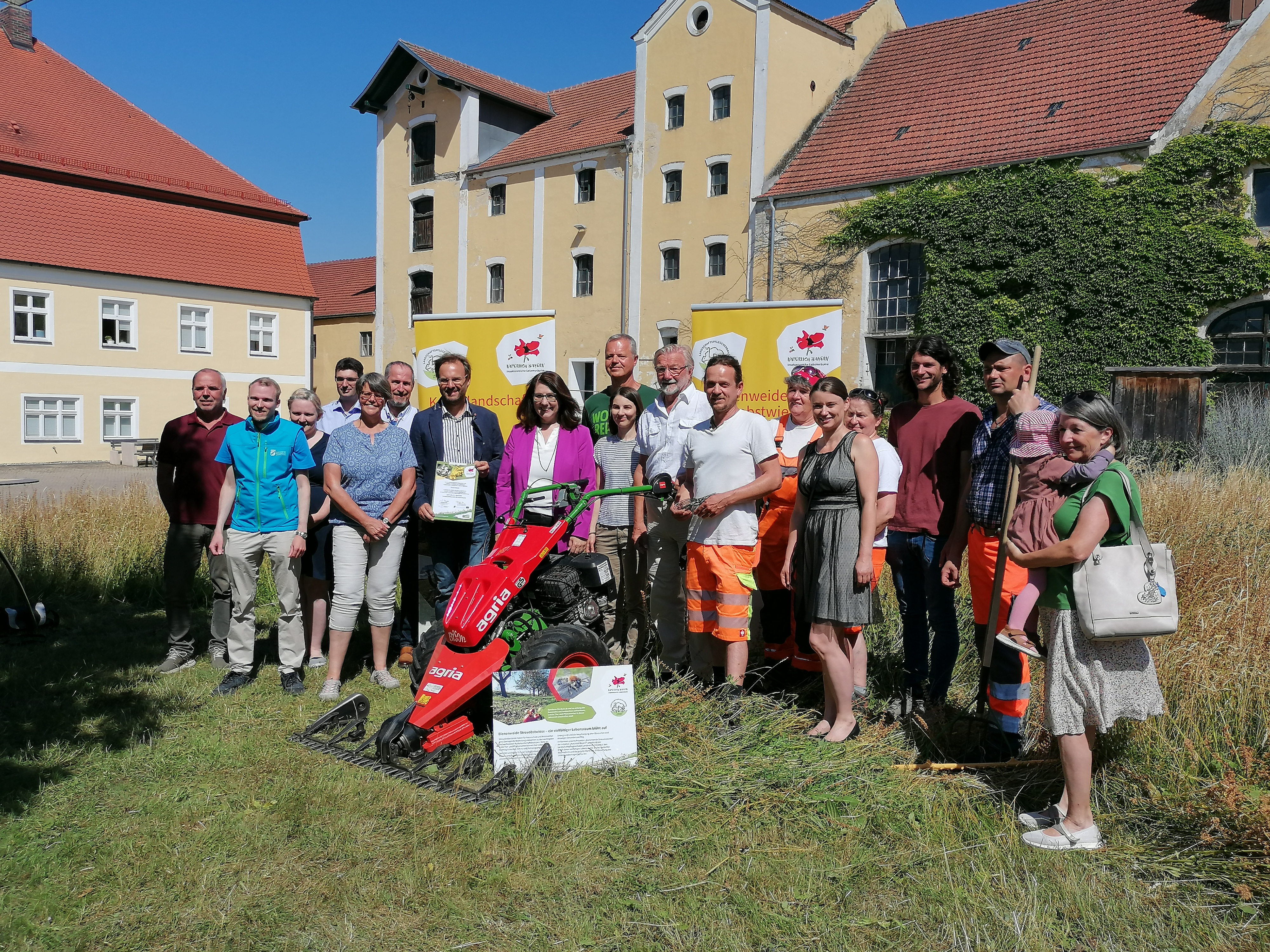 Auszeichnung Insektenfreundliche Kommune Gruppenbild alle