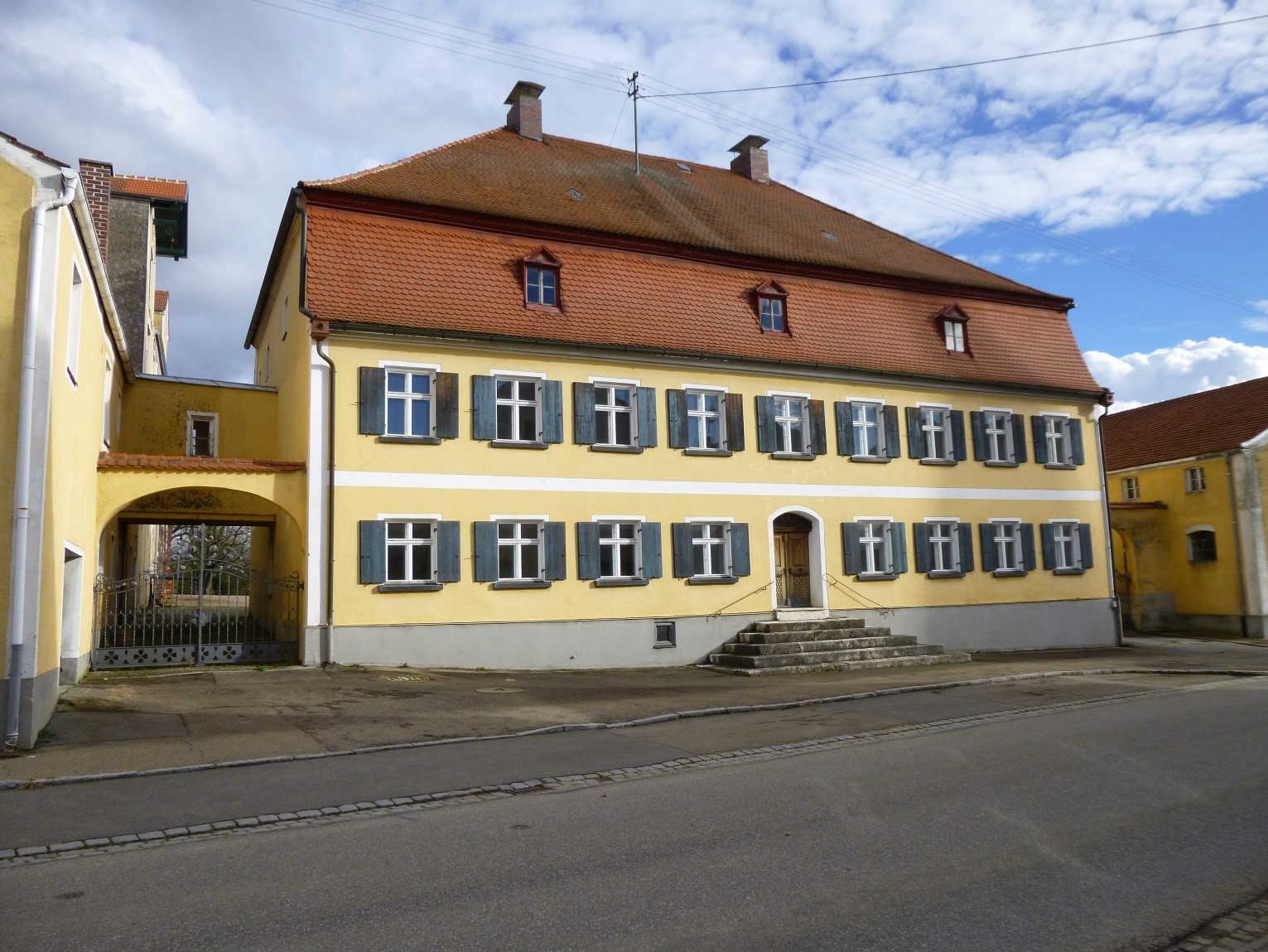 Das barocke Hauptgebäude mit Inschrift N.W. 1774 (Nicolaus Winhardt) vermutlich der Erbauer des herrschaftlichen Wohnhauses - Aufnahme vor der Sanierung
