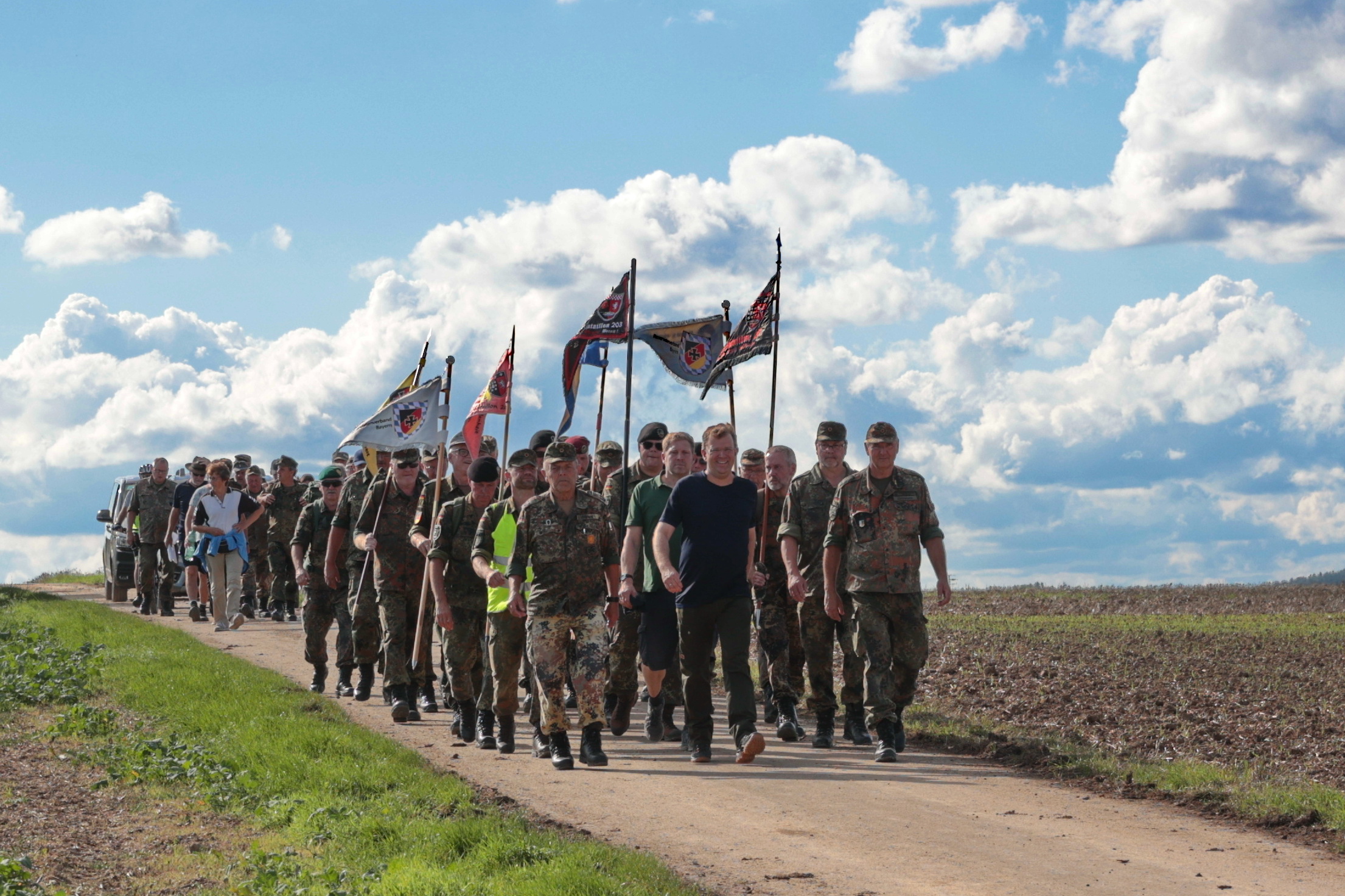 Die Teilnehmerinnen und Teilnehmer des Marschs der Verbundenheit legen innerhalb einer Woche gut 120 Kilometer zurück.