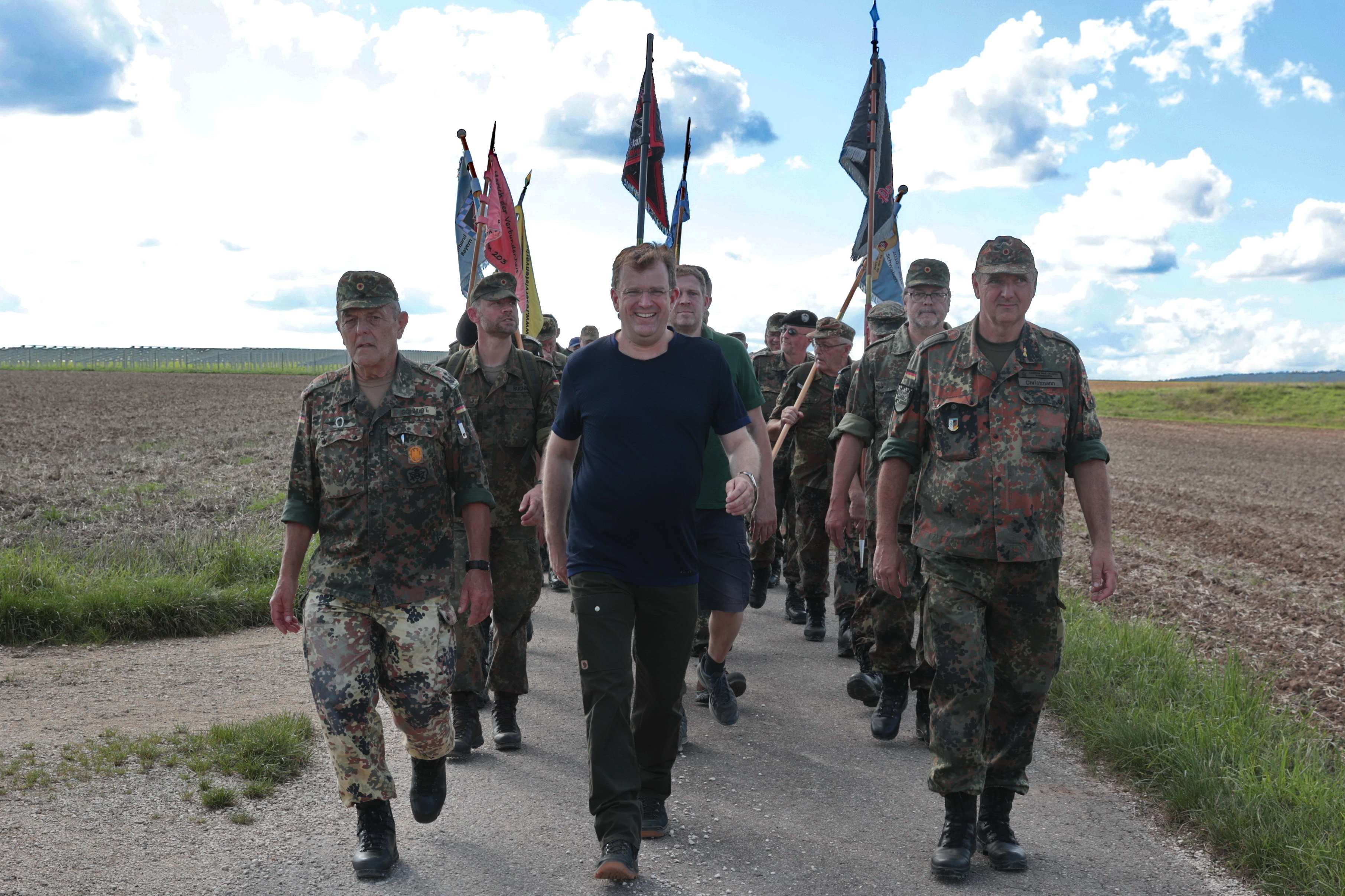 Schirmherr des Marsches ist in diesem Jahr der MdB Dr. Reinhard Brandl, der zum Auftakt mitmarschiert ist.