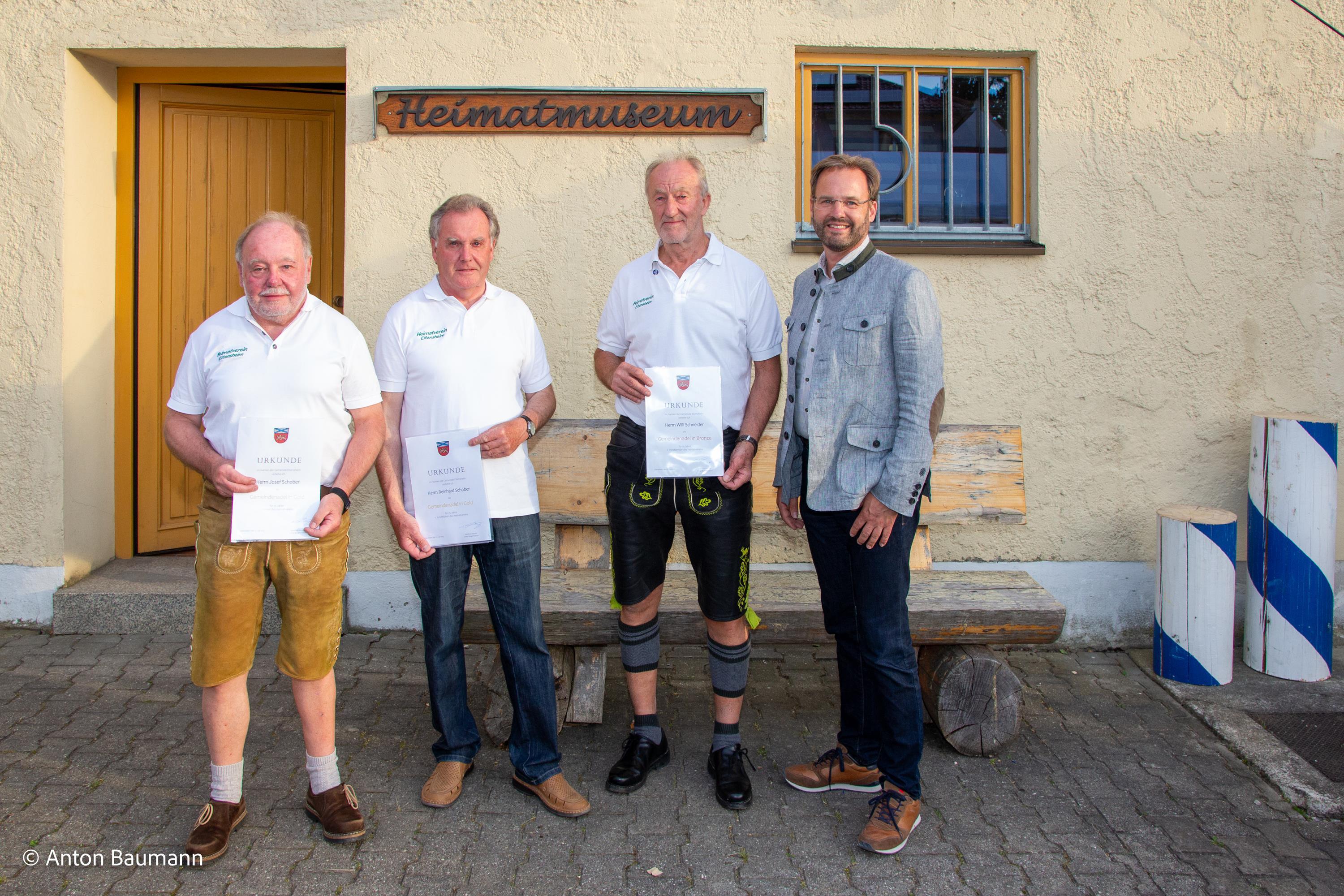 Josef Schober, Reinhard Schober, Willi Schneider und Bürgermeister Manfred Diepold