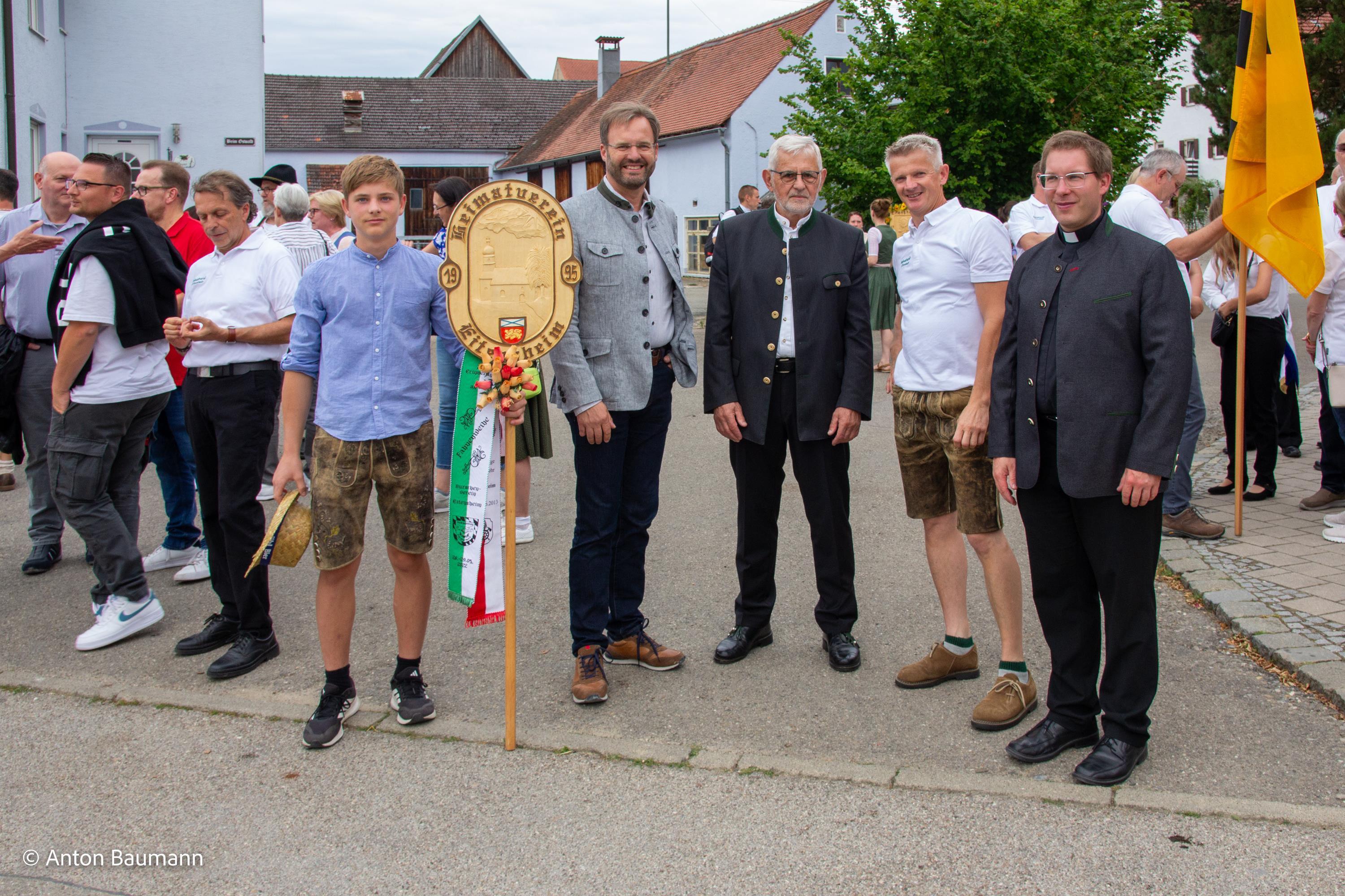 Bürgermeister Manfred Diepold, Andreas Rabl, Christian Dotzauer und Pfarrer Simon Heindl